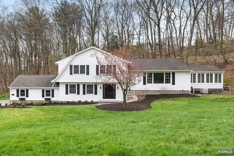 247 Creole Ln, Franklin Lakes, NJ 07417