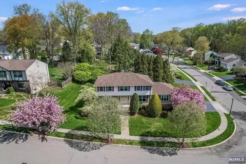 812 Hennigar Pl, Oradell, NJ 07649