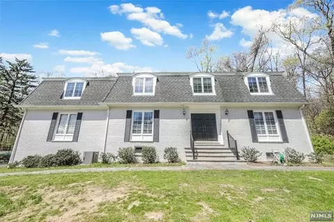 717 Sneider Ln, Franklin Lakes, NJ 07417