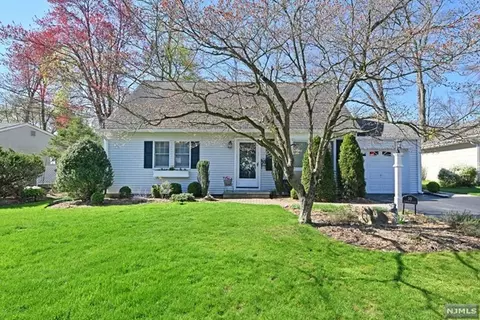 10 Fairhaven Dr, Midland Park, NJ 07432