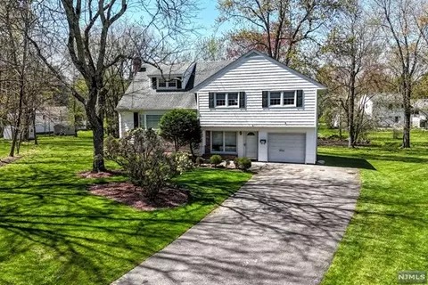 6 Rock Ct, Park Ridge, NJ 07656