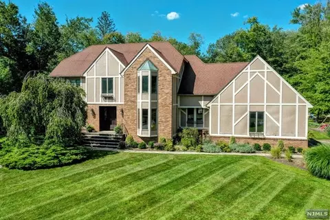 114 Woodcrest Dr, Woodcliff Lake, NJ 07677