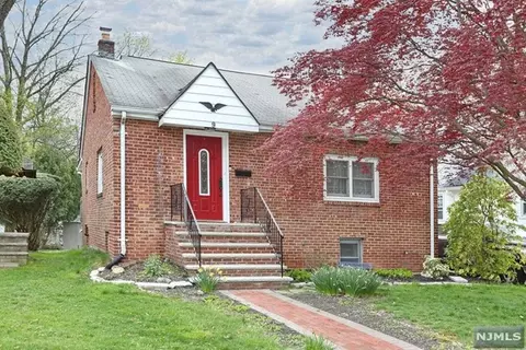 9 Smith St, Waldwick, NJ 07463