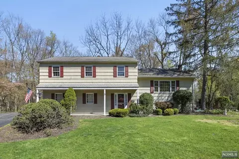 3 Sheri Dr, Allendale, NJ 07401