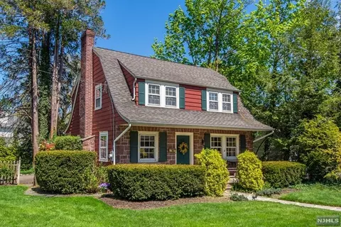 3 Eton Pl, Glen Rock, NJ 07452