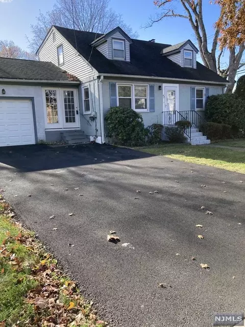 42 Wyckoff Ave, Waldwick, NJ 07463