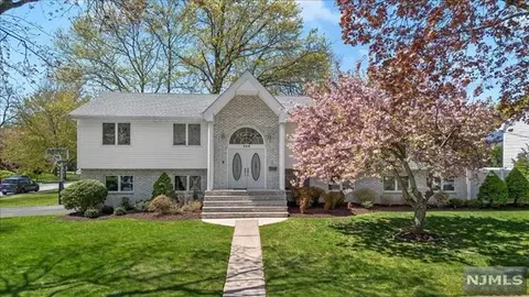 395 Chelsea St, Paramus, NJ 07652