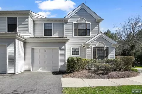 165 Demeduk Ct, Mahwah, NJ 07430