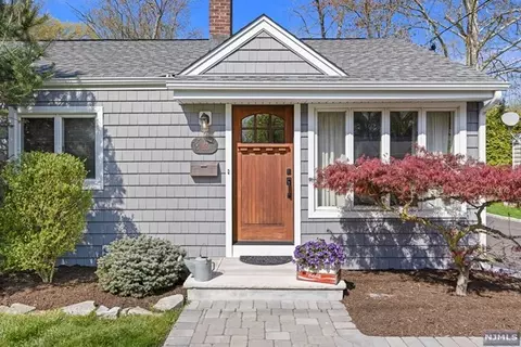 33 Delmar Ave, Cresskill, NJ 07626