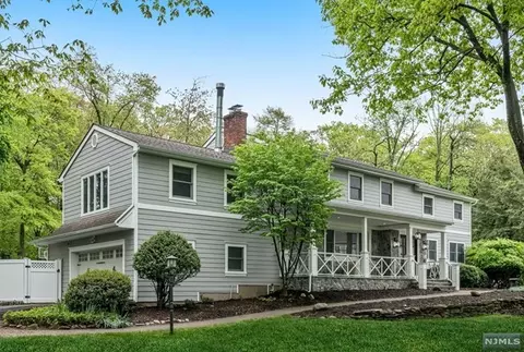 810 Highview Dr, Wyckoff, NJ 07481