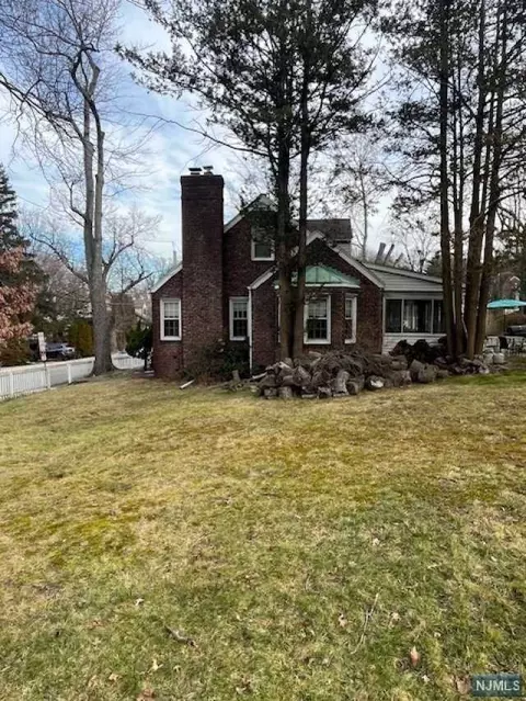 201 Cumley Ter, Leonia, NJ 07605