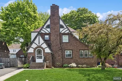 879 Red Rd, Teaneck, NJ 07666