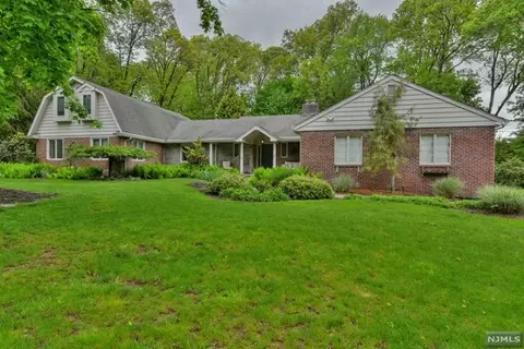 51 Locust Ln, Saddle River, NJ 07458