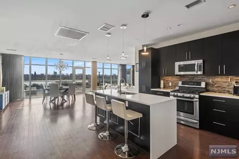 100 Thompson Ln #10A, Edgewater, NJ 07020