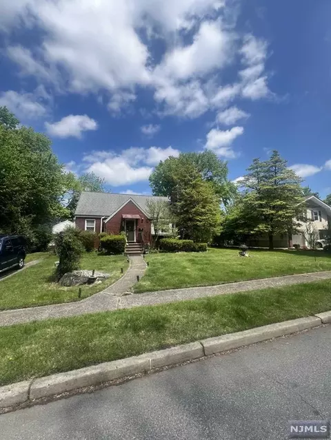 12 Lexington Ave, Rochelle Park, NJ 07662