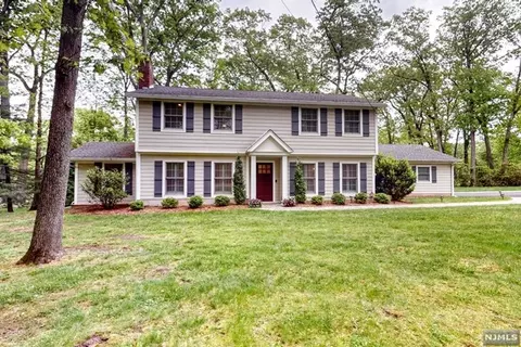 523 Ewing Ave, Franklin Lakes, NJ 07417