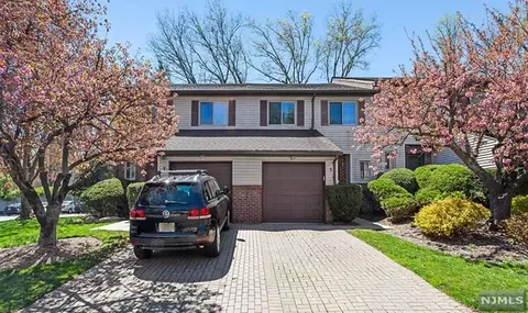 5 Hampton Ct, Westwood, NJ 07675
