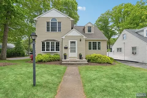 80 Moore Ave, Waldwick, NJ 07463