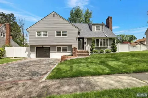35 Galway Pl, Teaneck, NJ 07666