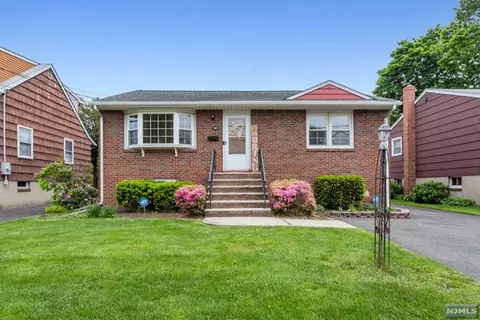 320 Mayhill St, Saddle Brook, NJ 07663