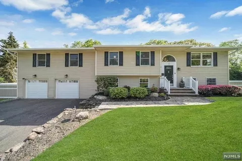43 Hamilton St, Allendale, NJ 07401