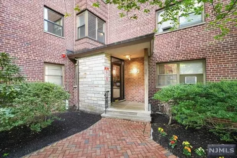 3091 Edwin Ave #2E, Fort Lee, NJ 07024