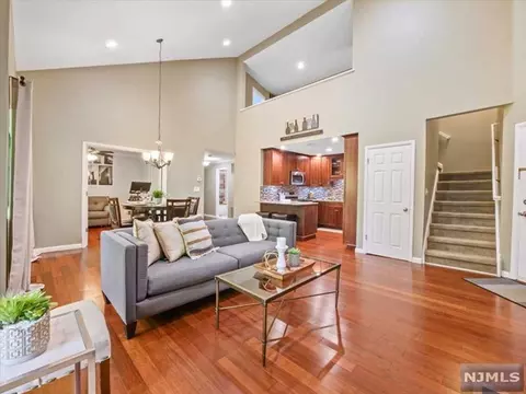 272 Redwood Ct, Ramsey, NJ 07446