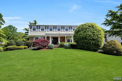 840 Hennigar Pl, Oradell, NJ 07649