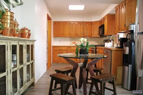 1044 Poplar St, Secaucus, NJ 07094