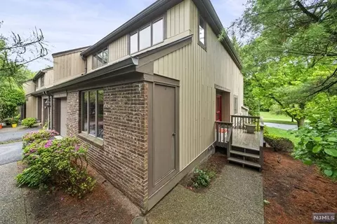 76 Cummings Ct, Mahwah, NJ 07430