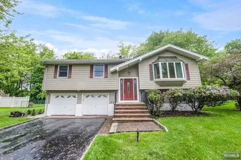 9 Country Ln, Hillsdale, NJ 07642