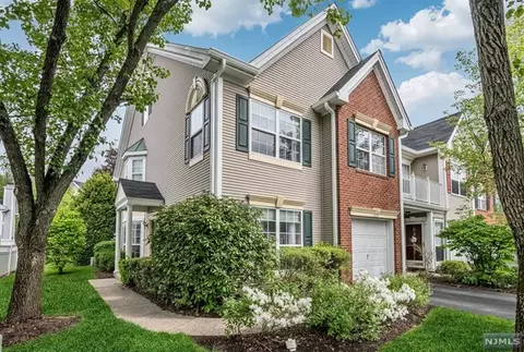 28 Heritage Ct, Montville Township, NJ 07082