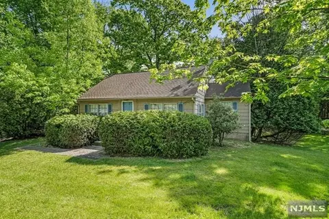 671 Franklin Ave, Franklin Lakes, NJ 07417