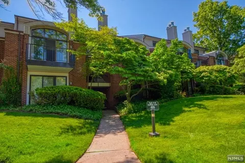 7 Peabody Ct, Teaneck, NJ 07666