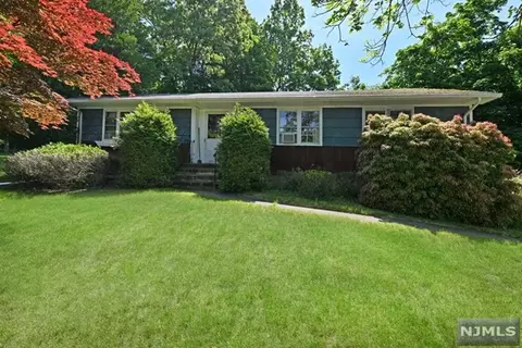 7 Sloping Hill Ln, Montvale, NJ 07645