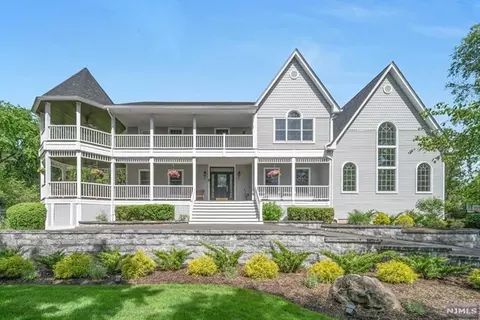 207 Franklin Farms Ct, Franklin Lakes, NJ 07417