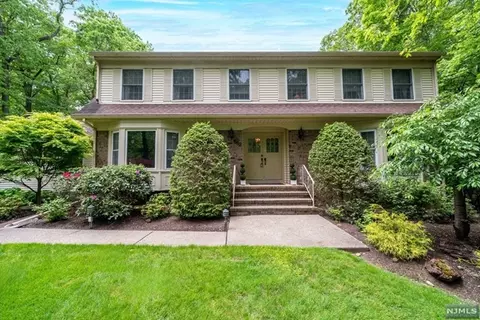 552 Haddon Pl, Franklin Lakes, NJ 07417