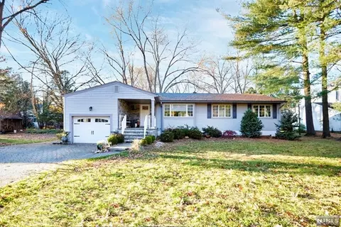 100 Pittis Ave, Allendale, NJ 07401