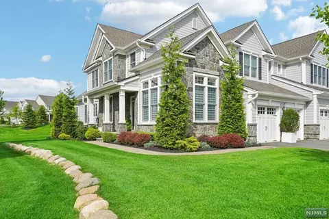 26 Silver Rock Way, Franklin Lakes, NJ 07417