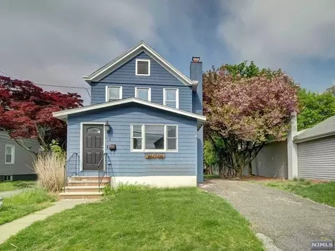 15 Pierce Ave, Midland Park, NJ 07432