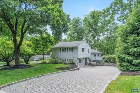 73 Dogwood Dr, Oakland, NJ 07436