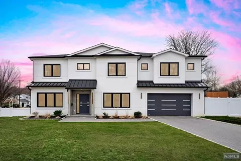 194 Lawrence Dr, Paramus, NJ 07652 photo 1