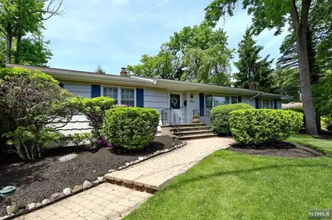 700 W Crescent Ave, Allendale, NJ 07401