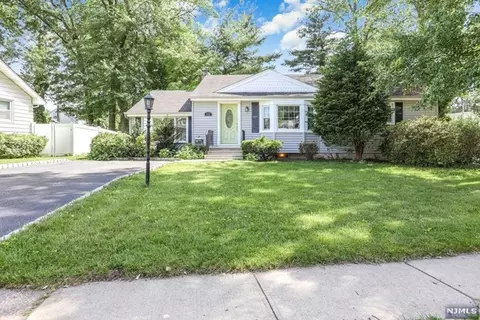 533 Ridgewood Rd, Township Of Washington, NJ 07676