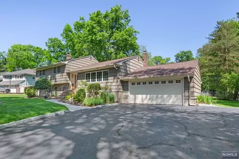 606 Sunnyhill Ter, River Vale, NJ 07675