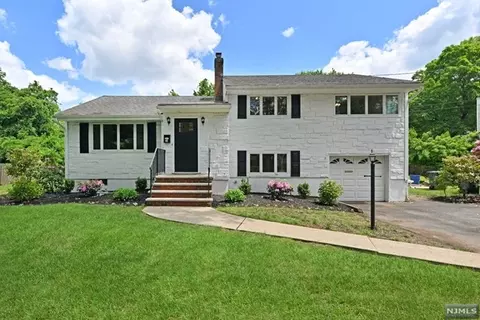 24 Spruce Pl, Ho Ho Kus, NJ 07423