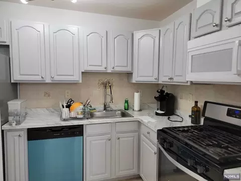 385 Kamena Street 3b St #3B(8), Fairview, NJ 07022