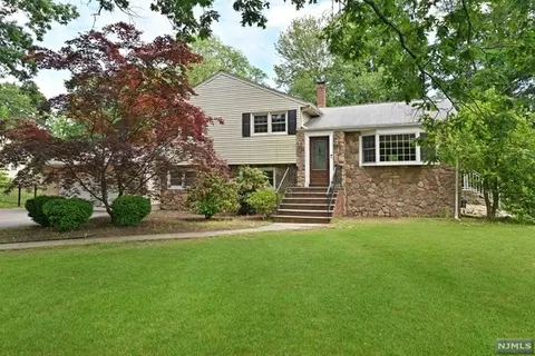 769 Old Mill Rd, Franklin Lakes, NJ 07417