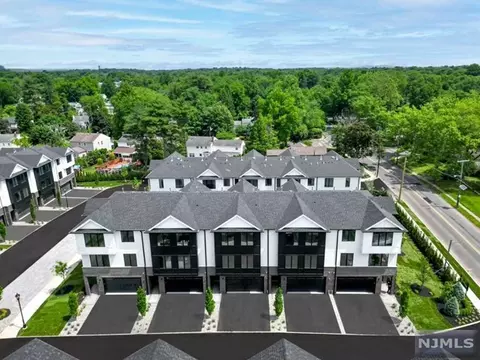 14 Skye Dr, Paramus, NJ 07652