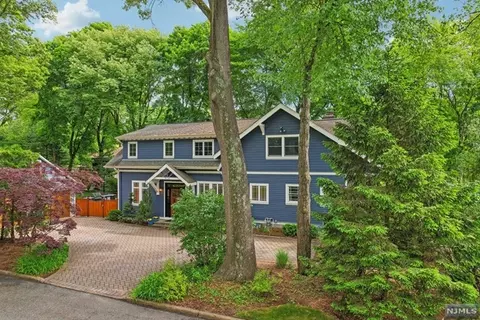 914 Elaine Ter, Ridgewood, NJ 07450